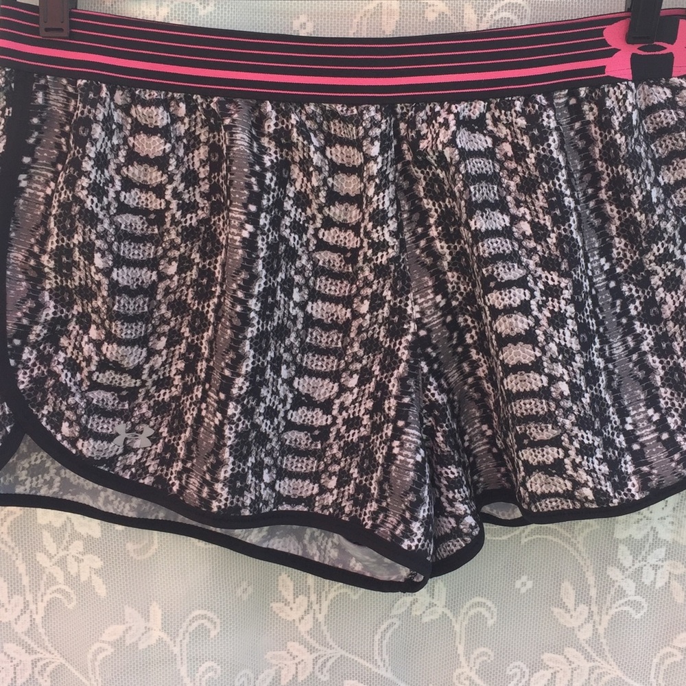 Ua heat gear snakeskin black running shorts large